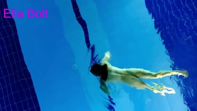 నేను చూడటం ఆపలేను, ELLA BOLT రిసార్ట్ పూల్లో నగ్నంగా ఈత కొడుతూ దొరికిన యువ అందగత్తె